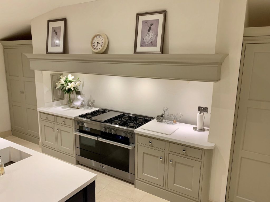 Kitchen with Hastings White kitchen doors